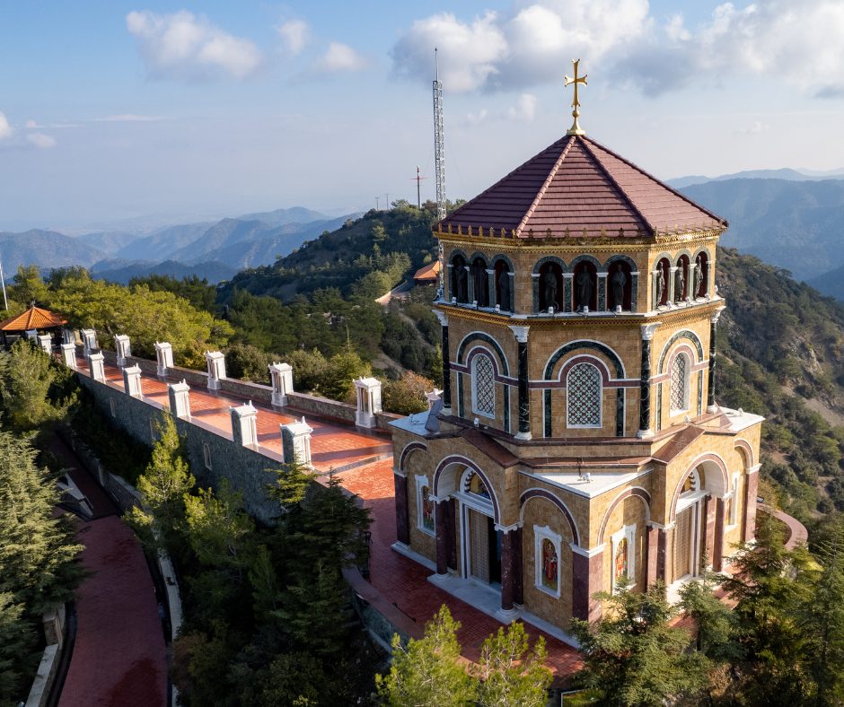 Θρονί: Εκεί που η Ιστορία Συναντά τη γαλήνη και την ηρεμία