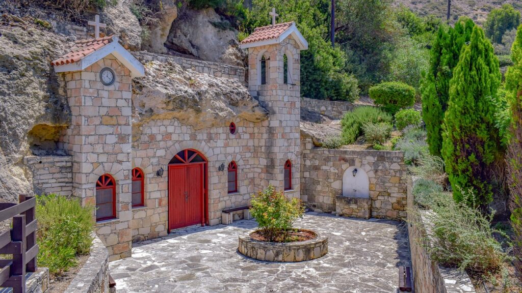 Ένα εξωκλήσι στο Πισσούρι «χωμένο» σ’ ένα βράχο