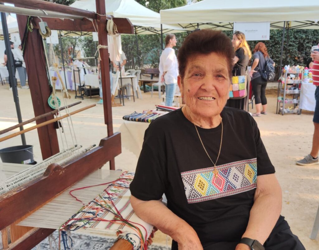 «Κυρία Ειρήνη από τη Φύτη της Πάφου, τι σημαίνει για εσάς το φυθκιώτικο υφαντό;»