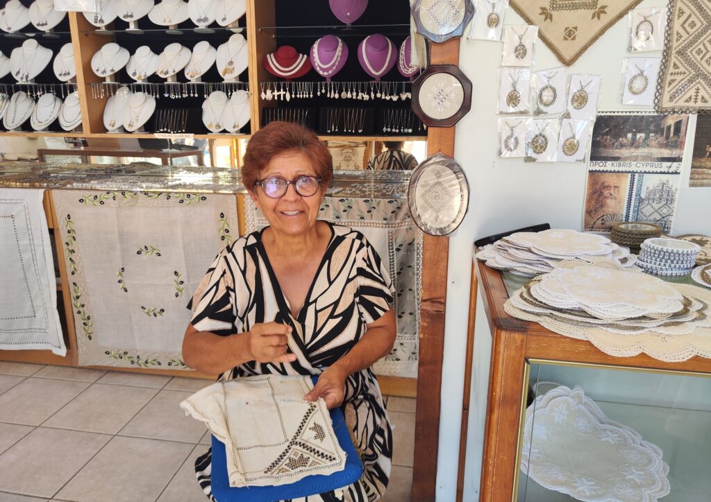Δύο κουβέντες παραπάνω για τα λευκαρίτικα κεντήματα με την κυρία Γεωργία Βαρνάβα