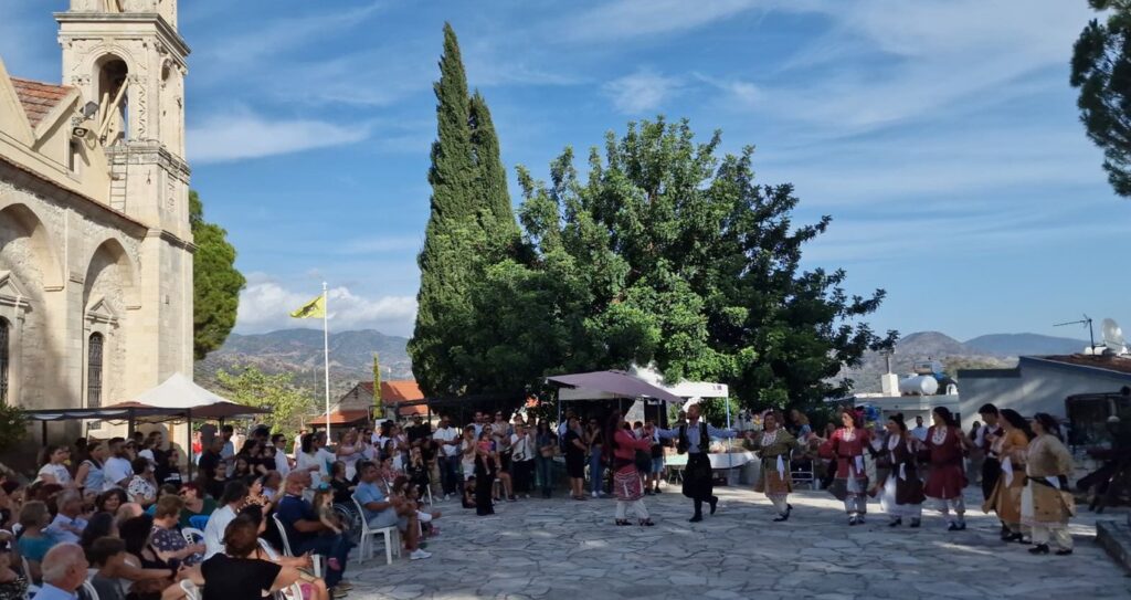 Γιορτή παράδοσης με παλουζ^