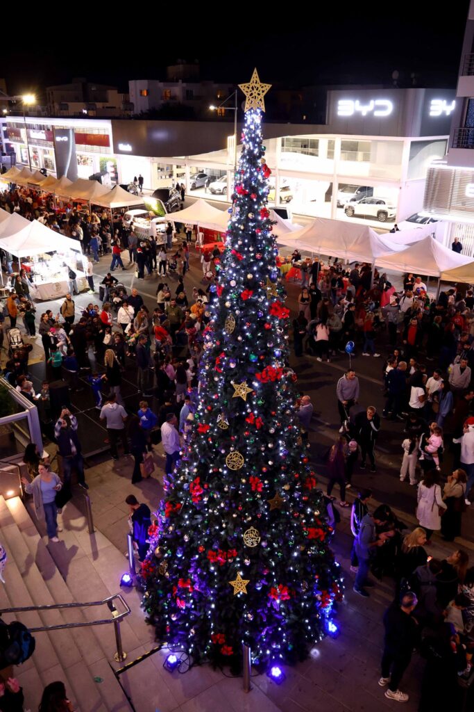 Φωταγώγηση δέντρου με… τον Δήμαρχο σε ενεργό ρόλο