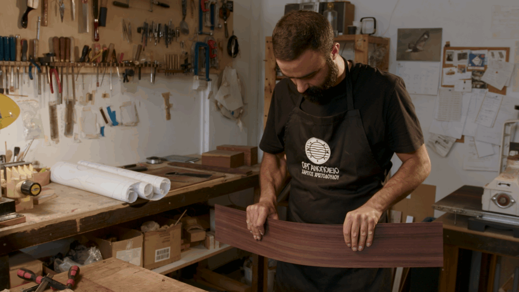 Όταν η τέχνη και οι νότες συναντούν τον κόσμο του οργανοποιού Χαρίτου Χριστοδούλου