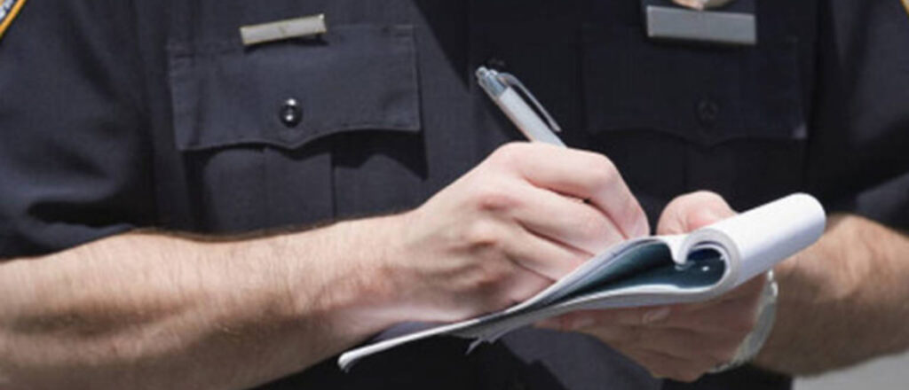 Έρχονται πρόστιμα για όσους τρέχουν με… άλογο, τινάζουν χαλιά ή ο σκύλος τους γαυγίζει υπερβολικά-Δείτε τη λίστα με τα εξώδικα