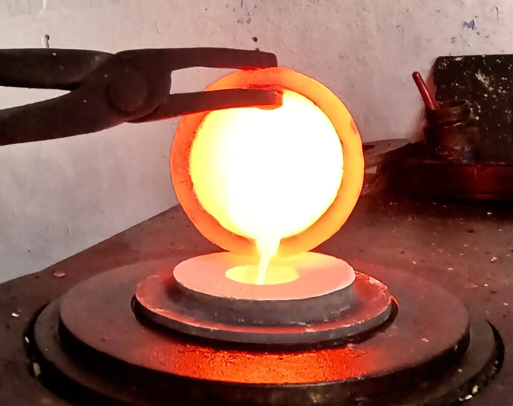 Πώς Φτιάχνεται Ένα Ασημένιο Κόσμημα: Από την Ιδέα στην Τελική Λάμψη