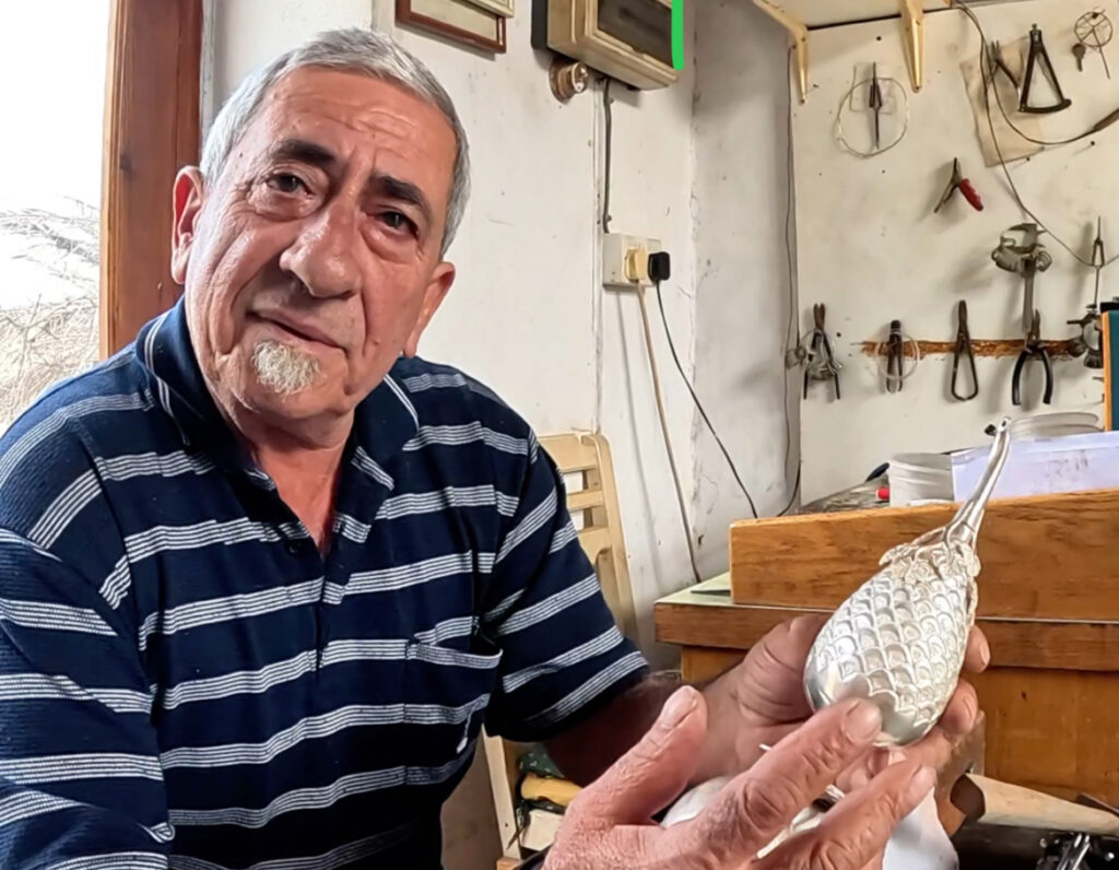 Καπνιστομέρρεχα στα Λεύκαρα — Η παράδοση της αργυροχοΐας που κρατάει αιώνες.