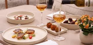 Wine Dine &sigma;&tau;&omicron; Amyth Nicosia: &mu;&iota;&alpha; &beta;&rho;&alpha;&delta;&iota;&#940; &pi;&omicron;&upsilon; &mu;&upsilon;&rho;&#943;&zeta;&epsilon;&i