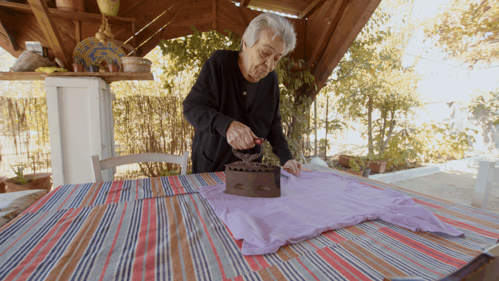 Μυρωδιά από παλιούς – απλούς καιρούς: η κυρία Αναστασία θυμάται το σίδερο με τα κάρβουνα