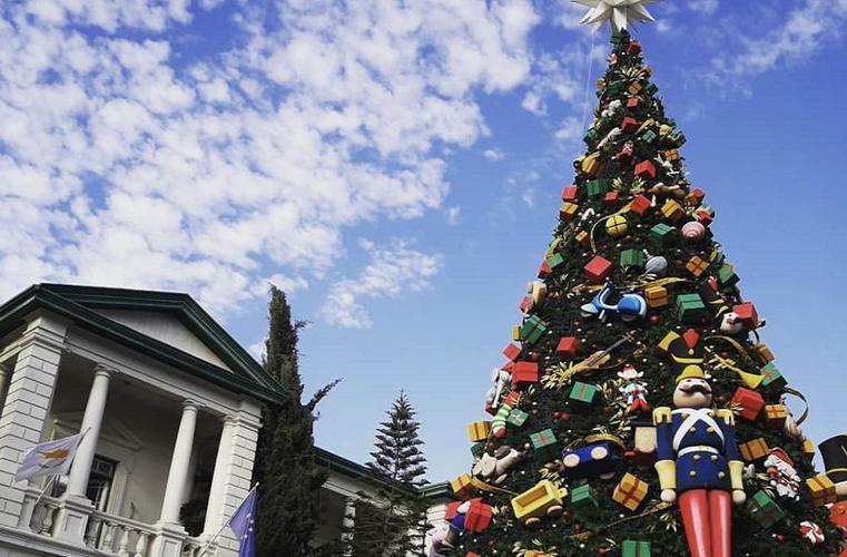 Γιορτινό σκηνικό σε ολόκληρο το νησί με δεκάδες χριστουγεννιάτικες εκδηλώσεις