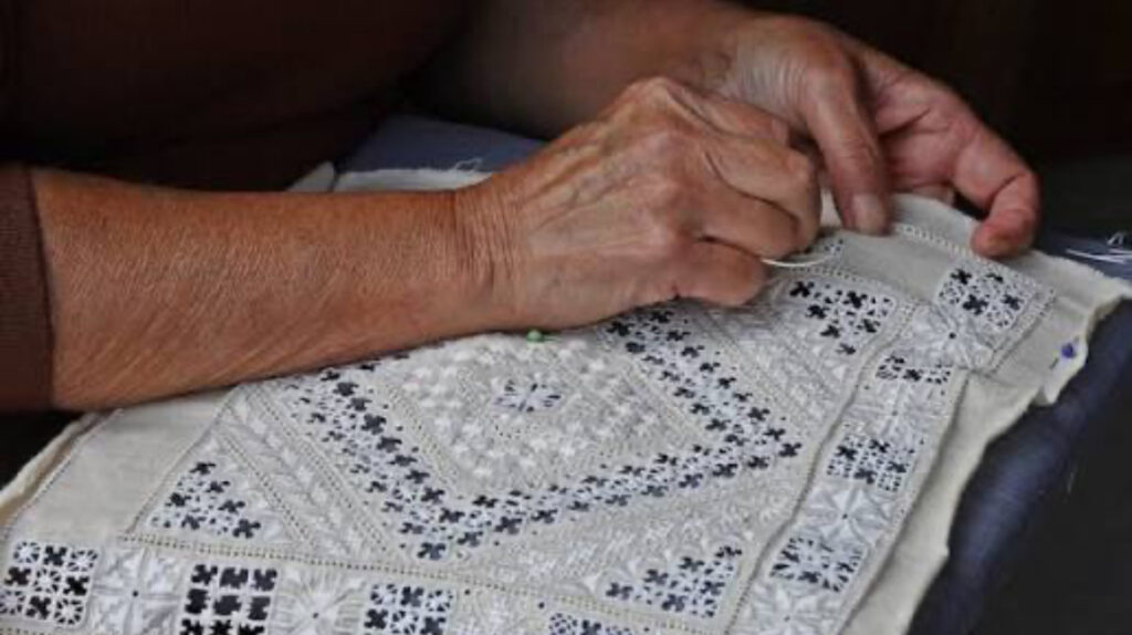 Λευκαρίτικα: Η Δαντέλα της Κύπρου που Έγινε Παγκοσμίως Διάσημη.