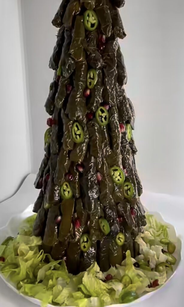 Το πιο κυπριακό χριστουγεννιάτικο δέντρο… φτιαγμένο από κουπέπια