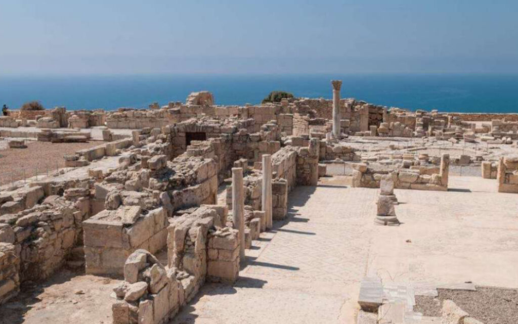 12+1 &Alpha;&rho;&chi;&alpha;&iota;&omicron;&lambda;&omicron;&gamma;&iota;&kappa;&omicron;ί &Theta;&eta;&sigma;&alpha;&upsilon;&rho;&omicron;ί &tau;&eta;&sigmaf; &Kappa;ύ&pi;&rho;&omicron;&upsilon;