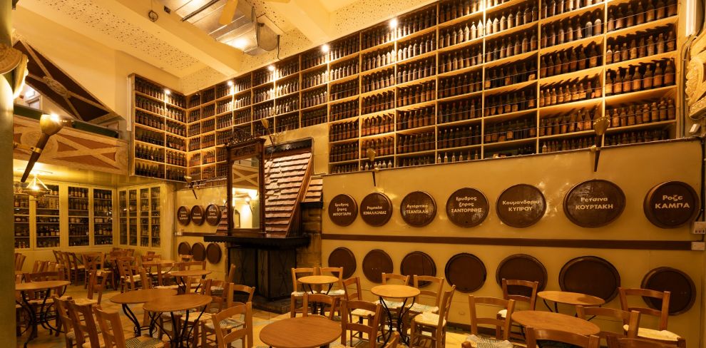 &Theta;έ&alpha;&tau;&rho;&omicron;, &mu;&pi;&alpha;&lambda;έ&tau;&omicron;, &pi;&rho;&omicron;&beta;&omicron;&lambda;έ&sigmaf; &kappa;&alpha;&iota; &epsilon;&kappa;&theta;έ&sigma;&epsilon;&iota;&sigmaf;: &Eta; &pi;&omicron;&lambda;&iota;&tau;&iota;&sigma;&tau;&iota;&kappa;ή &alpha;&tau;&zeta;έ&nu;&tau;&alpha; &sigma;&epsilon; ό&lambda;&eta; &tau;&eta;&nu; &Kappa;ύ&pi;&rho;&omicron;