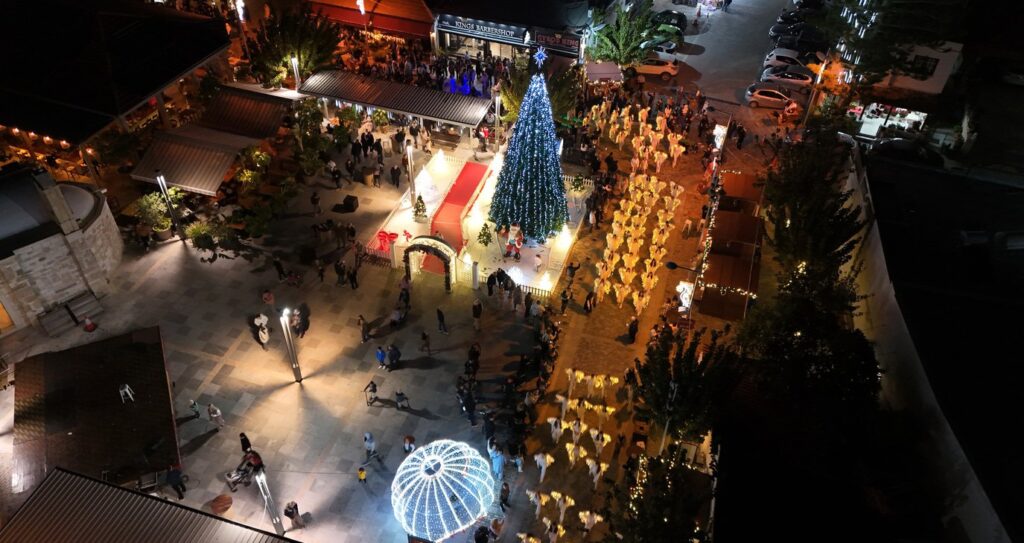 «Το Χωριό των Αγγέλων»: Η Πλατεία Κιτίου ντύνεται στα χριστουγεννιάτικα