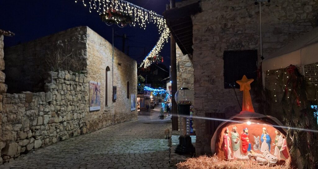 H Λόφου ανάβει τα φώτα των γιορτών και κερνά ζεστή σούπα