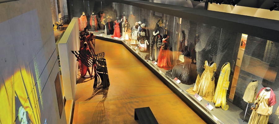 &Tau;&omicron; &Kappa;&upsilon;&pi;&rho;&iota;&alpha;&kappa;ό &Mu;&omicron;&upsilon;&sigma;&epsilon;ί&omicron; &Theta;&epsilon;ά&tau;&rho;&omicron;&upsilon; &ndash; &Eta; &sigma;&kappa;&eta;&nu;ή &tau;&eta;&sigmaf; &kappa;&upsilon;&pi;&rho;&iota;&alpha;&kappa;ή&sigmaf; &theta;&epsilon;&alpha;&tau;&rho;&iota;&kappa;ή&sigmaf; &iota;&sigma;&tau;&omicron;&rho;ί&alpha;&sigmaf;