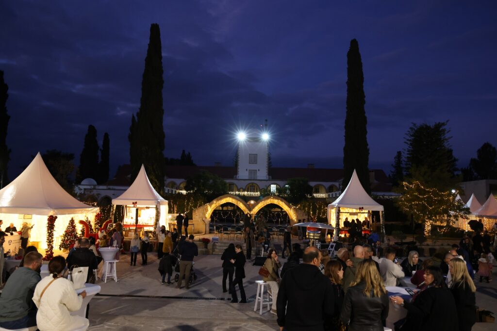 Το Προεδρικό Μέγαρο μεταμορφώνεται σε γιορτινό παραμύθι