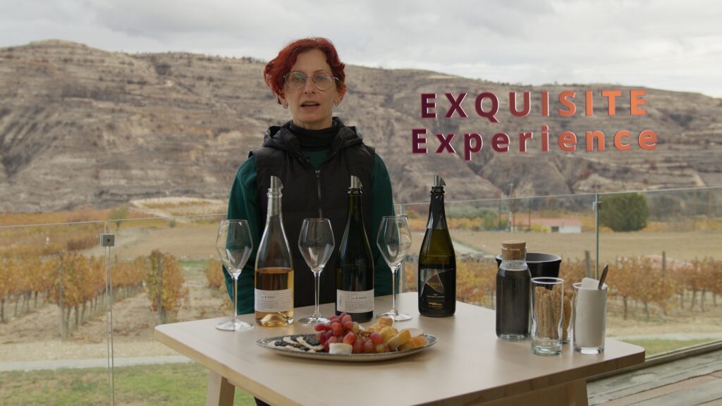 Έ&nu;&alpha; &epsilon;&kappa;&lambda;&epsilon;&pi;&tau;&upsilon;&sigma;&mu;έ&nu;&omicron; &tau;&alpha;&xi;ί&delta;&iota; &gamma;&epsilon;ύ&sigma;&eta;&sigmaf; &kappa;&alpha;&iota; &alpha;&rho;&omega;&mu;ά&tau;&omega;&nu;: Exquisite Experience &sigma;&tau;&omicron; &Omicron;&iota;&nu;&omicron;&pi;&omicron;&iota;&epsilon;ί&omicron; &Beta;&lambda;&alpha;&sigma;&sigma;ί&delta;&eta;