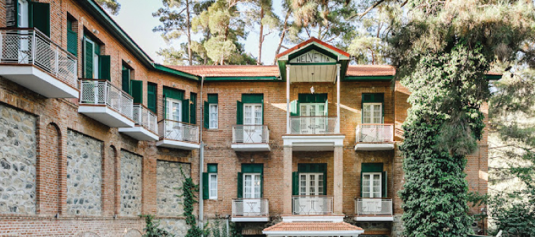 &Iota;&sigma;&tau;&omicron;&rho;&iota;&kappa;ά &Xi;&epsilon;&nu;&omicron;&delta;&omicron;&chi;&epsilon;ί&alpha; &Kappa;ύ&pi;&rho;&omicron;&upsilon;: &Zeta;&omega;&nu;&tau;&alpha;&nu;ά &Mu;&nu;&eta;&mu;&epsilon;ί&alpha; &Phi;&iota;&lambda;&omicron;&xi;&epsilon;&nu;ί&alpha;&sigmaf; &kappa;&alpha;&iota; &Pi;&omicron;&lambda;&iota;&tau;&iota;&sigma;&mu;&omicron;ύ