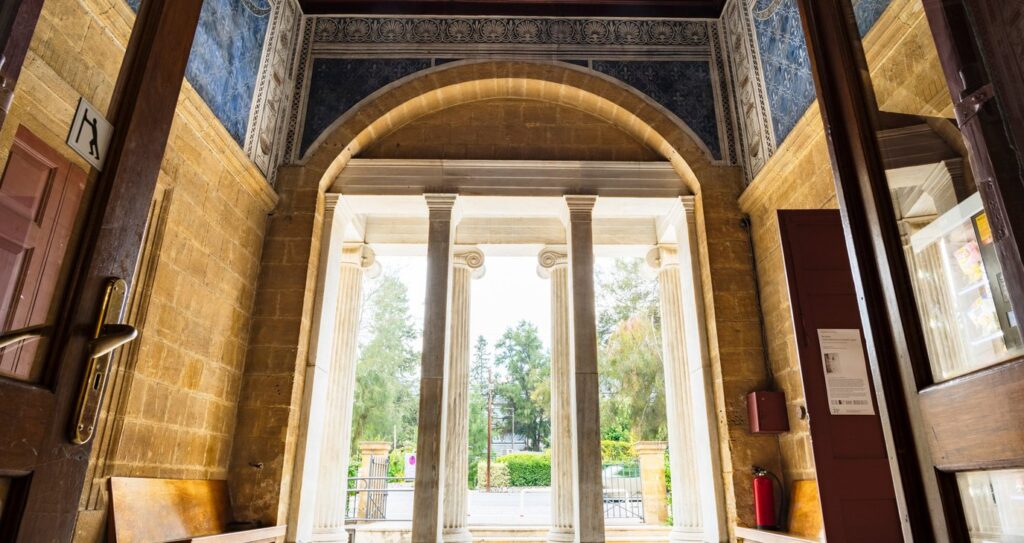 &Tau;&omicron; &Kappa;&upsilon;&pi;&rho;&iota;&alpha;&kappa;ό &Mu;&omicron;&upsilon;&sigma;&epsilon;ί&omicron; &gamma;&iota;&omicron;&rho;&tau;ά&zeta;&epsilon;&iota;