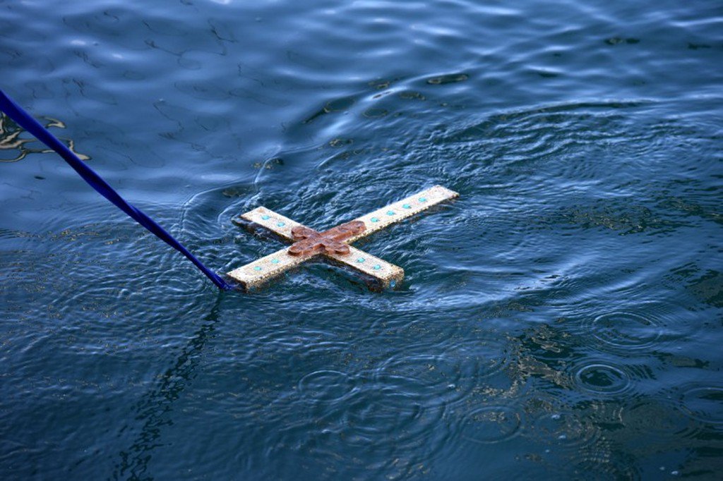 &Theta;&epsilon;&omicron;&phi;ά&nu;&iota;&alpha; &sigma;&tau;&eta;&nu; &kappa;&alpha;&tau;&epsilon;&chi;ό&mu;&epsilon;&nu;&eta; &Alpha;&gamma;ί&alpha; &Tau;&rho;&iota;ά&delta;&alpha;: &Tau;&omicron; &phi;&omega;&sigmaf; &pi;&omicron;&upsilon; &delta;&epsilon;&nu; &sigma;&beta;ή&nu;&epsilon;&iota; &pi;&omicron;&tau;έ