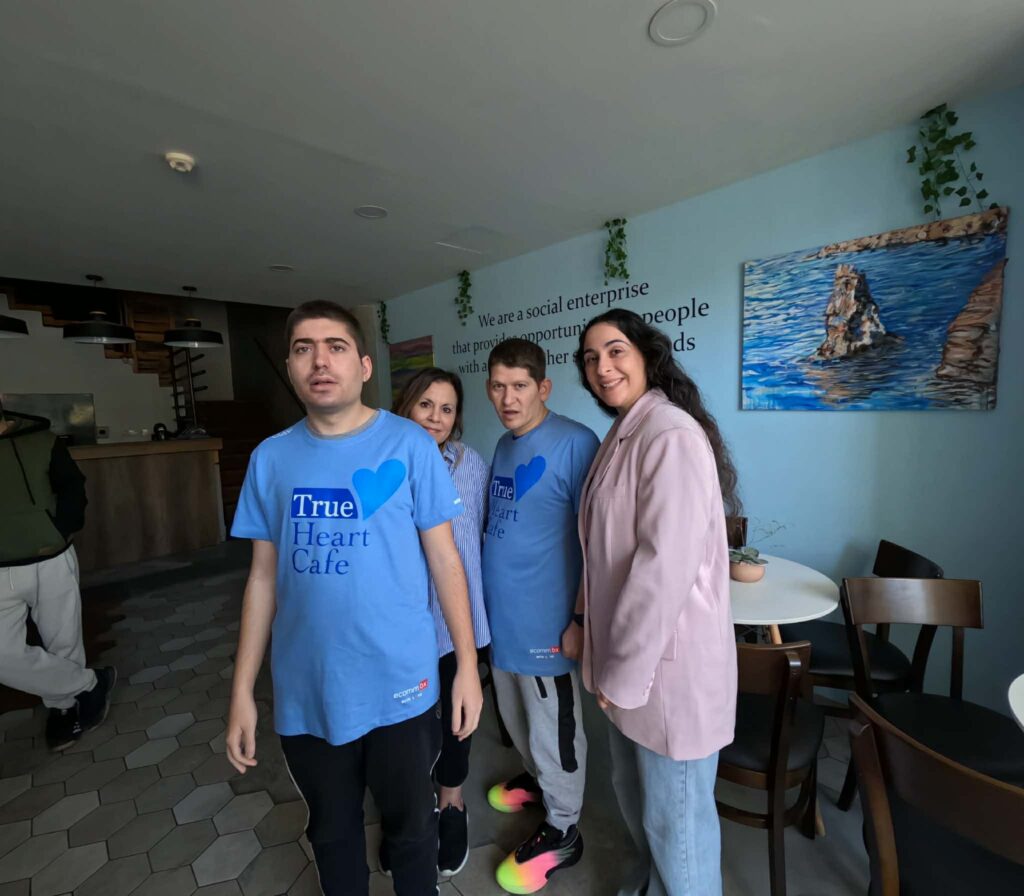 True Heart Caf&eacute;: &Epsilon;&kappa;&epsilon;ί ό&pi;&omicron;&upsilon; &omicron; &kappa;&alpha;&phi;έ&sigmaf; &sigma;&upsilon;&nu;&alpha;&nu;&tau;ά &tau;&eta;&nu; &alpha;&pi;&omicron;&delta;&omicron;&chi;ή, &tau;&eta;&nu; &epsilon;&lambda;&pi;ί&delta;&alpha; &kappa;&alpha;&iota; &tau;&eta;&nu; &sigma;&upsilon;&mu;&pi;&epsilon;&rho;ί&lambda;&eta;&psi;&eta;