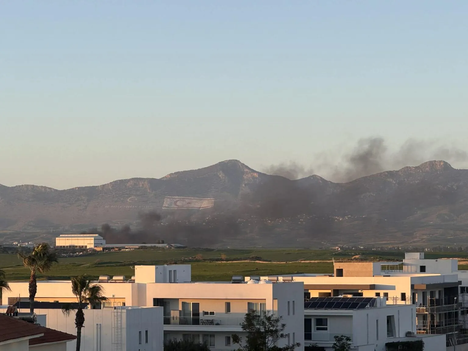 Η Αγλαντζιά καλύφθηκε από πυκνούς, μαύρους καπνούς – Πιθανή πυρκαγιά στα κατεχόμενα Η Αγλαντζιά καλύφθηκε από πυκνούς, μαύρους καπνούς – Πιθανή πυρκαγιά στα κατεχόμενα