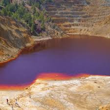 Η Κόκκινη Λίμνη που Μοιάζει από Άλλον Πλανήτη