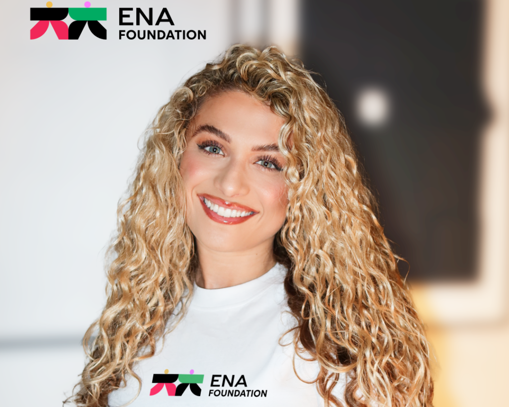 &Mu;&epsilon; &tau;&eta;&nu; &Alpha;&nu;&tau;&iota;&gamma;ό&nu;&eta; Buxton &xi;&epsilon;&kappa;&iota;&nu;ά &omicron; &Lambda;&Epsilon;&Upsilon;&Kappa;&Omicron;&Sigma; &Kappa;&Alpha;&Mu;&Beta;&Alpha;&Sigma;, έ&nu;&alpha;&sigmaf; &nu;έ&omicron;&sigmaf; &pi;&upsilon;&lambda;ώ&nu;&alpha;&sigmaf; &tau;&omicron;&upsilon; ENA Foundation.