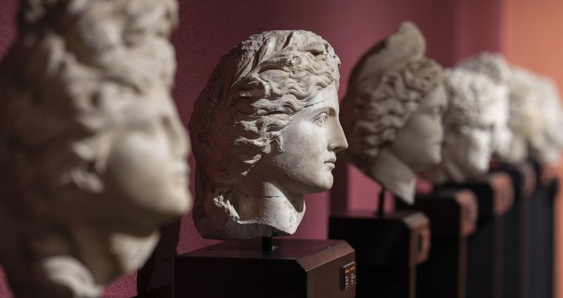 &Mu;&iota;&alpha; &mu;&alpha;&gamma;&iota;&kappa;ή &beta;&rho;&alpha;&delta;&iota;ά &sigma;&tau;&omicron; &Kappa;&upsilon;&pi;&rho;&iota;&alpha;&kappa;ό &Mu;&omicron;&upsilon;&sigma;&epsilon;ί&omicron;: &Alpha;&rho;&chi;&alpha;ί&alpha; &iota;&sigma;&tau;&omicron;&rho;ί&alpha; &kappa;&alpha;&iota; &sigma;ύ&gamma;&chi;&rho;&omicron;&nu;&omicron;&iota; ή&chi;&omicron;&iota;