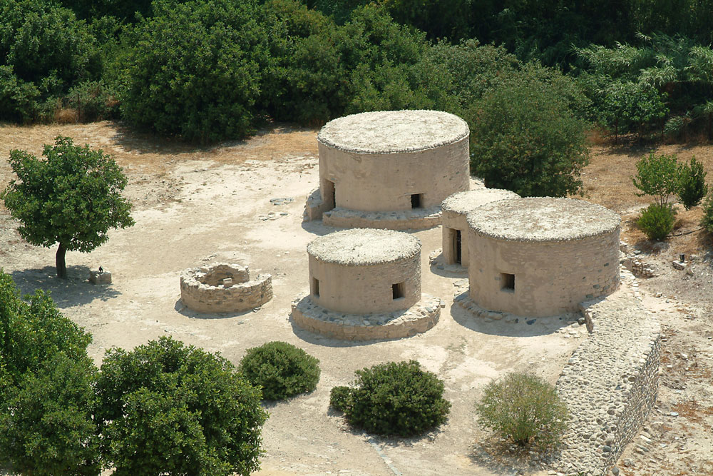 &Chi;&omicron;&iota;&rho;&omicron;&kappa;&omicron;&iota;&tau;ί&alpha;: &Tau;&omicron; &chi;&omega;&rho;&iota;ό &tau;&eta;&sigmaf; &Kappa;ύ&pi;&rho;&omicron;&upsilon; &pi;&omicron;&upsilon; &mu;&alpha;&sigmaf; &tau;&alpha;&xi;&iota;&delta;&epsilon;ύ&epsilon;&iota; 9.000 &chi;&rho;ό&nu;&iota;&alpha; &pi;ί&sigma;&omega;