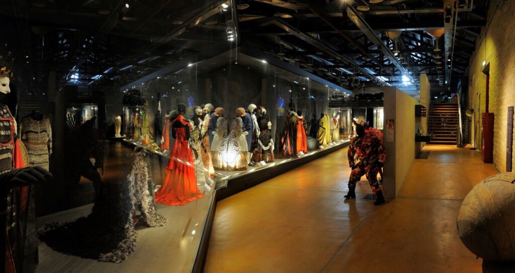 &Tau;&omicron; &theta;έ&alpha;&tau;&rho;&omicron; &gamma;&iota;&omicron;&rho;&tau;ά&zeta;&epsilon;&iota;&hellip; &kappa;&alpha;&iota; &sigma;&epsilon; &pi;&rho;&omicron;&sigma;&kappa;&alpha;&lambda;&epsilon;ί