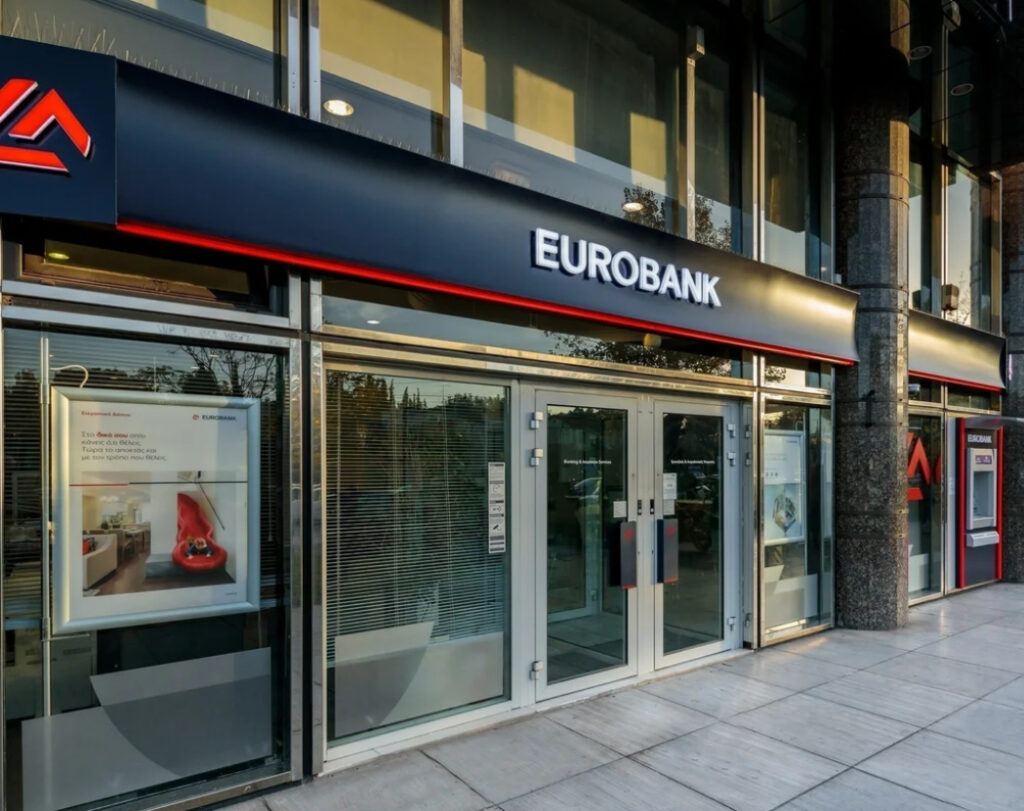 &Alpha;&phi;&theta;ώ&delta;&eta;&sigmaf; &pi;&upsilon;&rho;&epsilon;&tau;ό&sigmaf;: &Eta; Eurobank &sigma;&tau;&alpha;&theta;&epsilon;&rho;ά &delta;ί&pi;&lambda;&alpha; &sigma;&tau;&omicron;&upsilon;&sigmaf; &pi;&epsilon;&lambda;ά&tau;&epsilon;&sigmaf; &tau;&eta;&sigmaf;