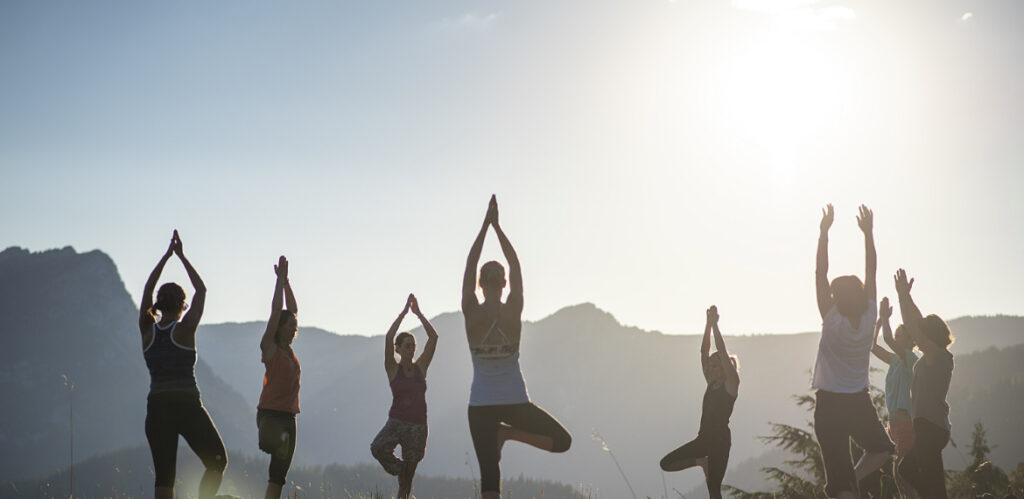 Moving in Nature: &Mu;&iota;&alpha; &xi;&epsilon;&chi;&omega;&rho;&iota;&sigma;&tau;ή &epsilon;&mu;&pi;&epsilon;&iota;&rho;ί&alpha; &sigma;&tau;&eta; &phi;ύ&sigma;&eta;