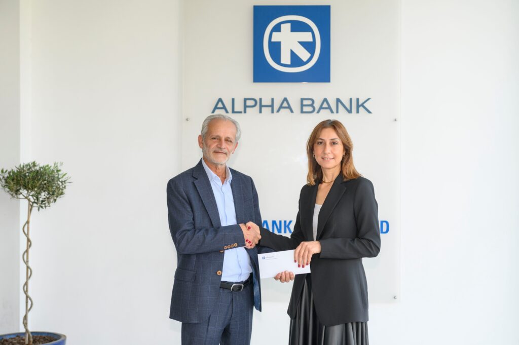 &Eta; Alpha Bank &Kappa;ύ&pi;&rho;&omicron;&upsilon; &sigma;&tau;&eta;&rho;ί&zeta;&epsilon;&iota; &kappa;&alpha;&iota; &phi;έ&tau;&omicron;&sigmaf; &tau;&eta;&nu; &epsilon;&kappa;&sigma;&tau;&rho;&alpha;&tau;&epsilon;ί&alpha; &laquo;&Upsilon;&iota;&omicron;&theta;&epsilon;&tau;ή&sigma;&tau;&epsilon; &mu;&iota;&alpha; &omicron;&iota;&kappa;&omicron;&gamma;έ&nu;&epsilon;&iota;&alpha; &tau;&omicron; &Pi;ά&sigma;&chi;&alpha;&raquo;