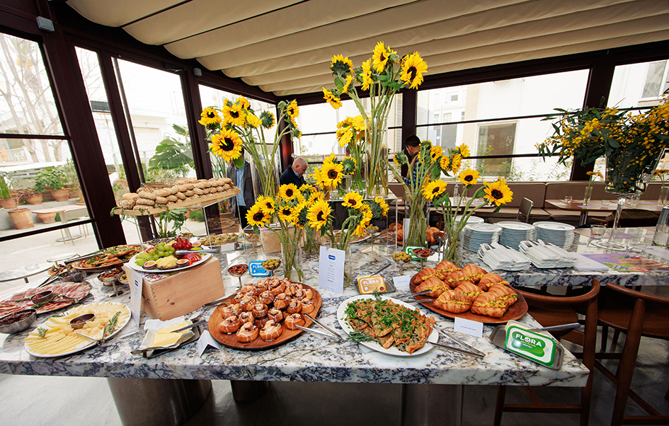 FLORA FOOD GROUP: &Xi;&epsilon;&chi;&omega;&rho;&iota;&sigma;&tau;ό brunch &sigma;&tau;&eta;&nu; &kappa;&alpha;&rho;&delta;&iota;ά &tau;&eta;&sigmaf; &Lambda;&epsilon;&upsilon;&kappa;&omega;&sigma;ί&alpha;&sigmaf; &ndash;&Epsilon;ί&nu;&alpha;&iota; &omicron;&iota; &sigma;&tau;&iota;&gamma;&mu;έ&sigmaf; &pi;&omicron;&upsilon; &xi;&epsilon;&chi;&omega;&rho;ί&zeta;&omicron;&upsilon;&nu;- &Pi;&omicron;&iota;&omicron;&upsilon;&sigmaf; &epsilon;ί&delta;&alpha;&mu;&epsilon;