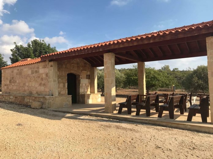 Ά&gamma;&iota;&omicron;&sigmaf; &Gamma;&epsilon;ώ&rho;&gamma;&iota;&omicron;&sigmaf; &tau;&omega;&nu; &Epsilon;&mu;&nu;ώ&nu;: &Tau;&omicron; &kappa;&rho;&upsilon;&mu;&mu;έ&nu;&omicron; &epsilon;&kappa;&kappa;&lambda;&eta;&sigma;ά&kappa;&iota; &mu;έ&sigma;&alpha; &sigma;&tau;&omicron; &Delta;ά&sigma;&omicron;&sigmaf; &Pi;ά&phi;&omicron;&upsilon;