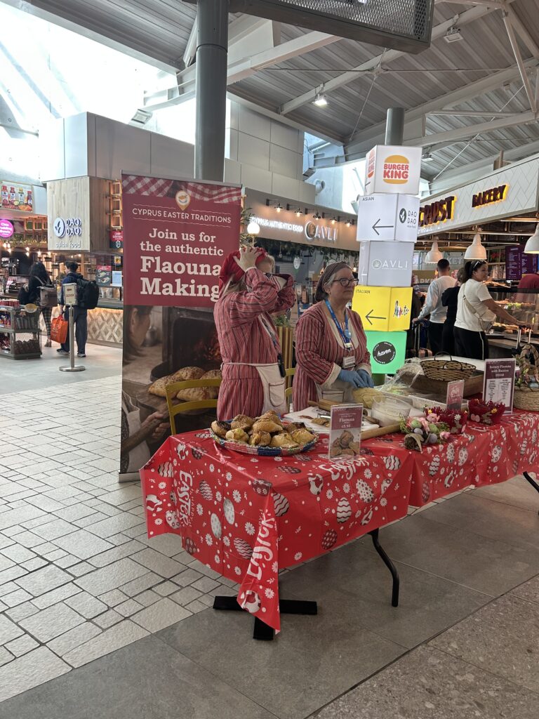 &Mu;&iota;&alpha; &gamma;&epsilon;ύ&sigma;&eta; &Pi;ά&sigma;&chi;&alpha; &sigma;&tau;&omicron; Larnaca International Airport