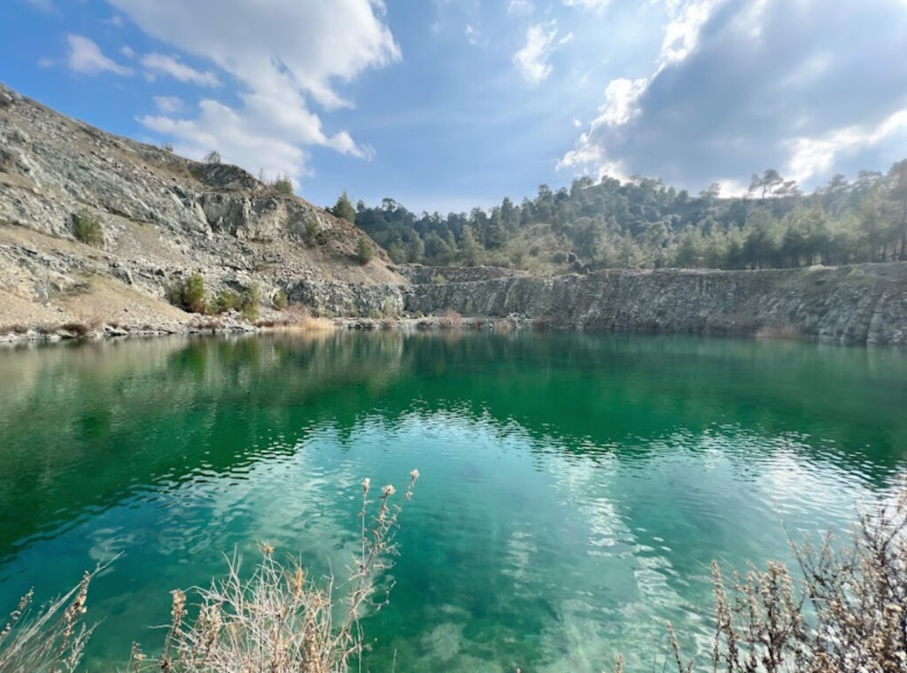 &Sigma;&tau;&omicron; &Phi;&iota;&lambda;ά&nu;&iota; &kappa;&rho;ύ&beta;&epsilon;&tau;&alpha;&iota; έ&nu;&alpha;&sigmaf; &pi;&alpha;&rho;ά&delta;&epsilon;&iota;&sigma;&omicron;&sigmaf;: &Eta; &lambda;ί&mu;&nu;&eta; &Kappa;ό&lambda;&upsilon;&mu;&pi;&omicron;&sigmaf;