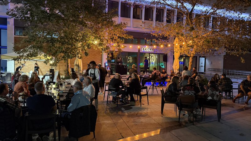 &Eta; &Pi;&alpha;&lambda;&iota;ά &Lambda;&epsilon;&upsilon;&kappa;&omega;&sigma;ί&alpha; &gamma;&epsilon;&mu;ί&zeta;&epsilon;&iota; &gamma;&epsilon;ύ&sigma;&epsilon;&iota;&sigmaf; &kappa;&alpha;&iota; vibes &mu;&epsilon; &tau;&omicron; AKORA Street Food Vibes