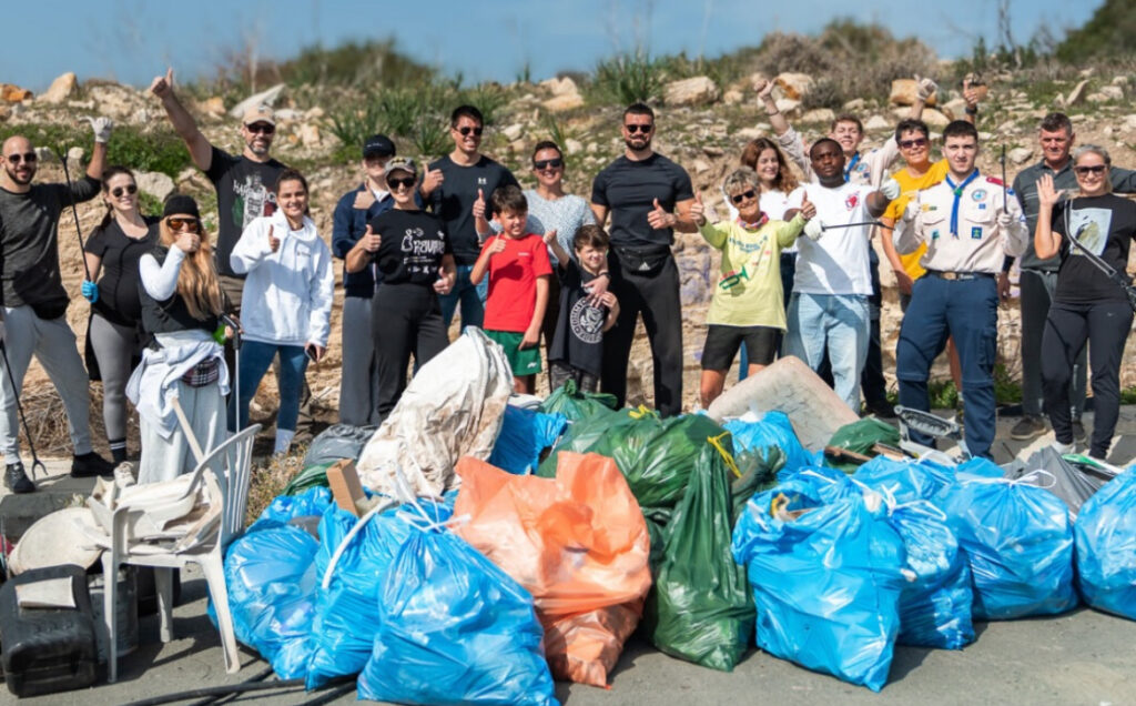 &Omicron; ά&nu;&theta;&rho;&omega;&pi;&omicron;&sigmaf; &pi;ί&sigma;&omega; &alpha;&pi;ό &tau;&iota;&sigmaf; &epsilon;&iota;&kappa;ό&nu;&epsilon;&sigmaf; &pi;&omicron;&upsilon; &mu;&alpha;&sigmaf; &alpha;&phi;&upsilon;&pi;&nu;ί&zeta;&omicron;&upsilon;&nu;: &Eta; &sigma;&iota;&omega;&pi;&eta;&lambda;ή &delta;&rho;ά&sigma;&eta; &tau;&omicron;&upsilon; &ldquo;The Island Keeper&rdquo;