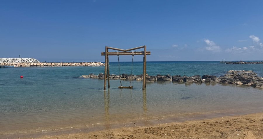 &Nu;έ&omicron; &kappa;&alpha;&lambda;&omicron;&kappa;&alpha;&iota;&rho;&iota;&nu;ό spot &sigma;&tau;&omicron;&nu; &Pi;&rho;&omega;&tau;&alpha;&rho;ά: &Eta; &xi;ύ&lambda;&iota;&nu;&eta; &kappa;&omicron;ύ&nu;&iota;&alpha; &mu;έ&sigma;&alpha; &sigma;&tau;&eta; &theta;ά&lambda;&alpha;&sigma;&sigma;&alpha; &pi;&omicron;&upsilon; &theta;&alpha; &lambda;&alpha;&tau;&rho;έ&psi;&epsilon;&iota;&sigmaf;