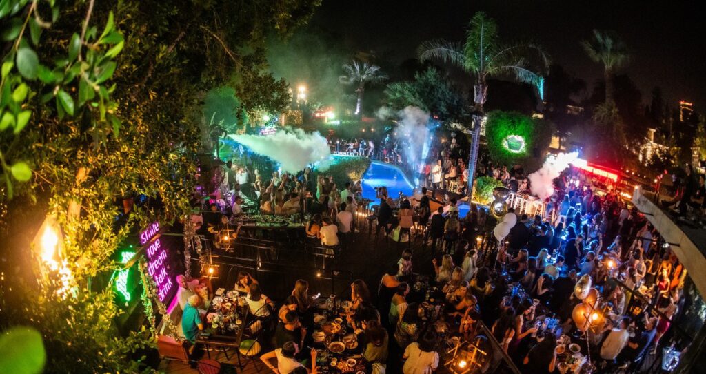 Under the Stars: &Mu;&iota;&alpha; &xi;&epsilon;&chi;&omega;&rho;&iota;&sigma;&tau;ή &phi;&iota;&lambda;&alpha;&nu;&theta;&rho;&omega;&pi;&iota;&kappa;ή &beta;&rho;&alpha;&delta;&iota;ά &kappa;ά&tau;&omega; &alpha;&pi;ό &tau;&omicron;&nu; &omicron;&upsilon;&rho;&alpha;&nu;ό &tau;&eta;&sigmaf; &Lambda;&epsilon;&upsilon;&kappa;&omega;&sigma;ί&alpha;&sigmaf;