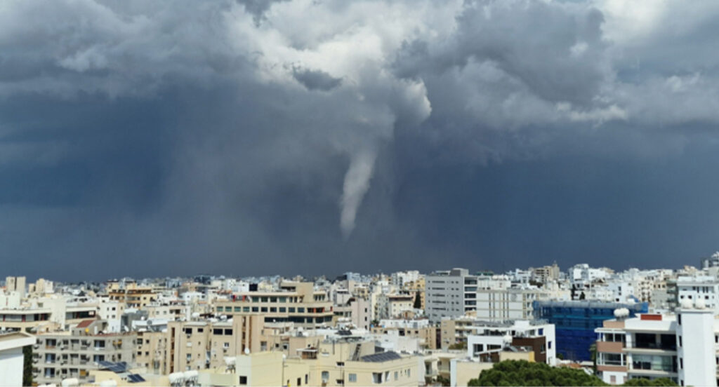 &Alpha;&nu;&epsilon;&mu;&omicron;&sigma;&tau;&rho;ό&beta;&iota;&lambda;&omicron;&sigmaf; &sigma;&tau;&eta; &Lambda;&epsilon;&upsilon;&kappa;&omega;&sigma;ί&alpha;: &Omicron;&rho;&alpha;&tau;ό&sigmaf; &alpha;&pi;ό &pi;&omicron;&lambda;&lambda;έ&sigmaf; &pi;&epsilon;&rho;&iota;&omicron;&chi;έ&sigmaf; &kappa;&alpha;&iota; &pi;&rho;&omicron;&kappa;ά&lambda;&epsilon;&sigma;&epsilon; &alpha;&nu;&eta;&sigma;&upsilon;&chi;ί&alpha; &sigma;&tau;&omicron;&upsilon;&sigmaf; &kappa;&alpha;&tau;&omicron;ί&kappa;&omicron;&upsilon;&sigmaf;
