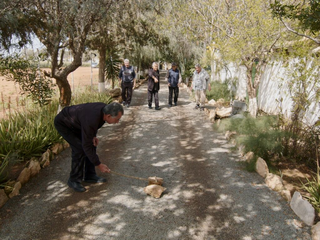 ΛΙΓΚΡΙΝ: Το παραδοσιακό παιχνίδι που ξυπνά μνήμες σε πέντε φίλους από τη Λύση