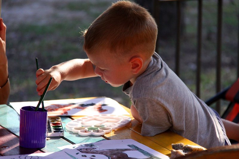 May Fiesta &sigma;&tau;&omicron; Kolossi Park: Έ&nu;&alpha; &tau;&rho;&iota;ή&mu;&epsilon;&rho;&omicron; &gamma;&epsilon;&mu;ά&tau;&omicron; &gamma;&epsilon;ύ&sigma;&epsilon;&iota;&sigmaf;, &mu;&omicron;&upsilon;&sigma;&iota;&kappa;ή &kappa;&alpha;&iota; &alpha;&tau;&epsilon;&lambda;&epsilon;ί&omega;&tau;&eta; &delta;&iota;&alpha;&sigma;&kappa;έ&delta;&alpha;&sigma;&eta;