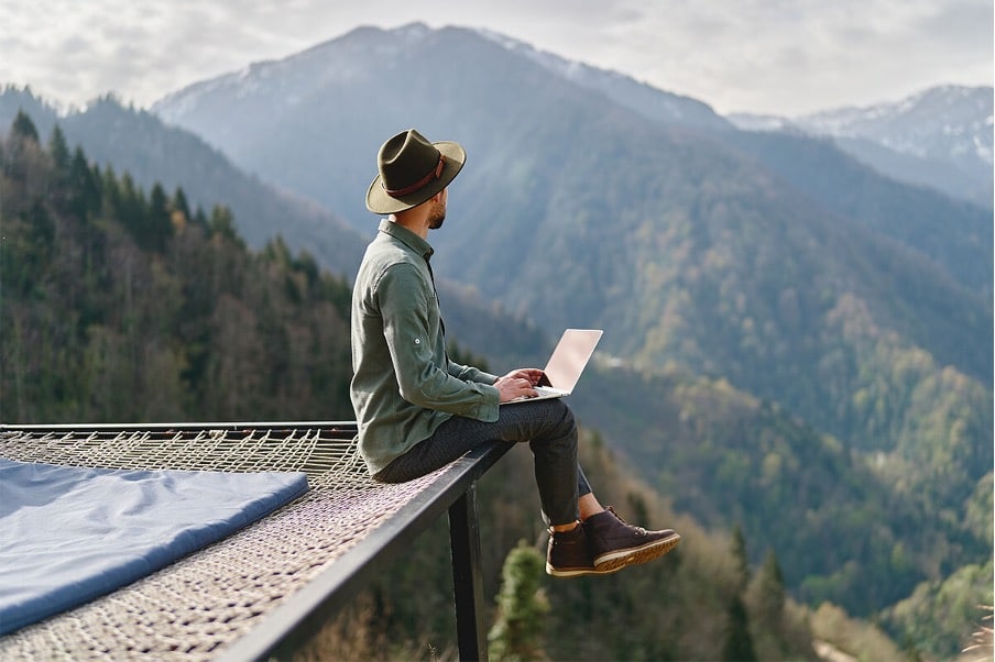 Digital Nomads &sigma;&tau;&eta;&nu; &Kappa;ύ&pi;&rho;&omicron;: &Gamma;&iota;&alpha;&tau;ί ό&lambda;&omicron; &kappa;&alpha;&iota; &pi;&epsilon;&rho;&iota;&sigma;&sigma;ό&tau;&epsilon;&rho;&omicron;&iota; &epsilon;&pi;&iota;&lambda;έ&gamma;&omicron;&upsilon;&nu; &tau;&omicron; &nu;&eta;&sigma;ί &gamma;&iota;&alpha; remote &epsilon;&rho;&gamma;&alpha;&sigma;ί&alpha;