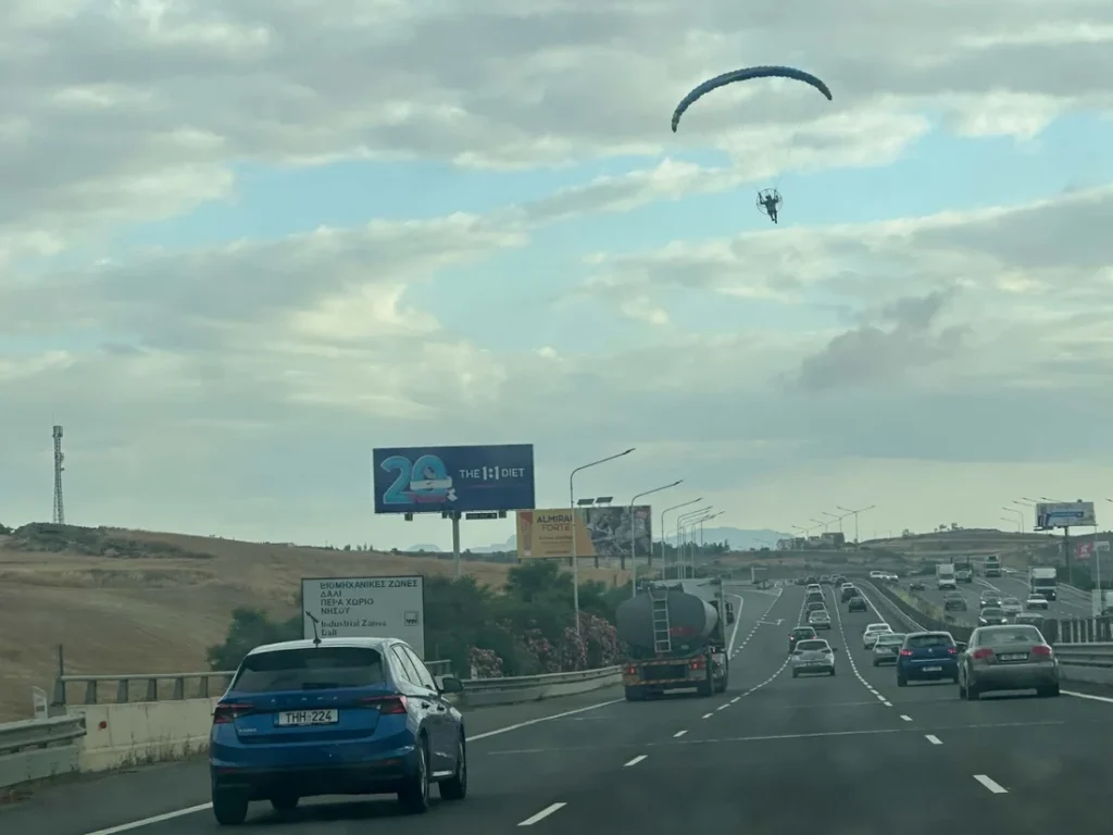 Paraglider πάνω από τον αυτοκινητόδρομο Λεμεσού – Λευκωσίας κοντά στο Πέρα Χωριό