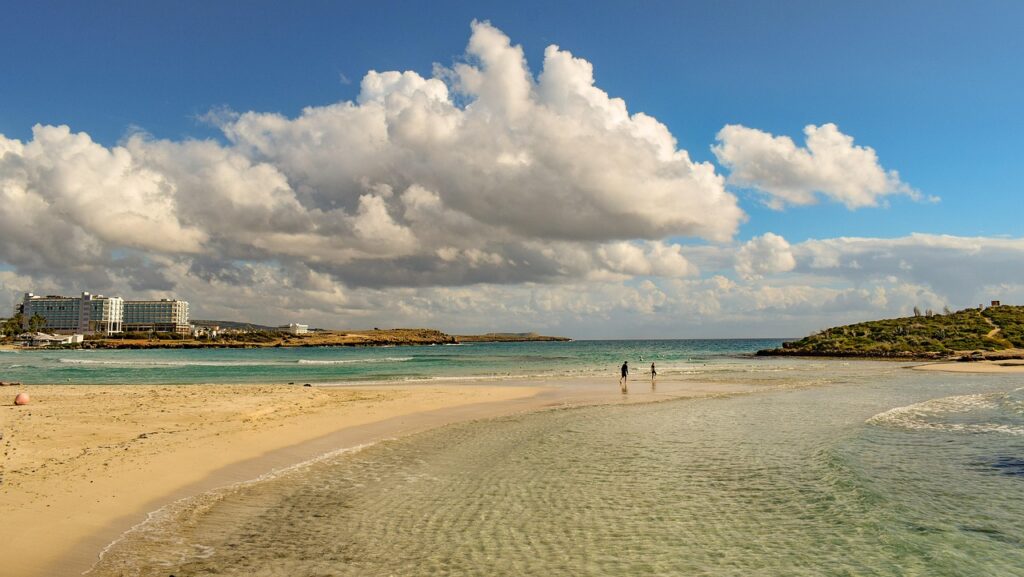 Nissi Beach: Η πιο πολυφωτογραφημένη παραλία της Κύπρου που δεν χορταίνεις να βλέπεις