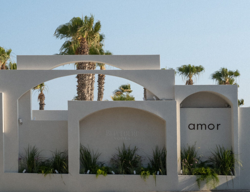 Amor Beach Restaurant: &Omicron; &nu;έ&omicron;&sigmaf; all-day &pi;&alpha;&rho;&alpha;&theta;&alpha;&lambda;ά&sigma;&sigma;&iota;&omicron;&sigmaf; &pi;&rho;&omicron;&omicron;&rho;&iota;&sigma;&mu;ό&sigmaf; &tau;&eta;&sigmaf; &Lambda;&epsilon;&mu;&epsilon;&sigma;&omicron;ύ